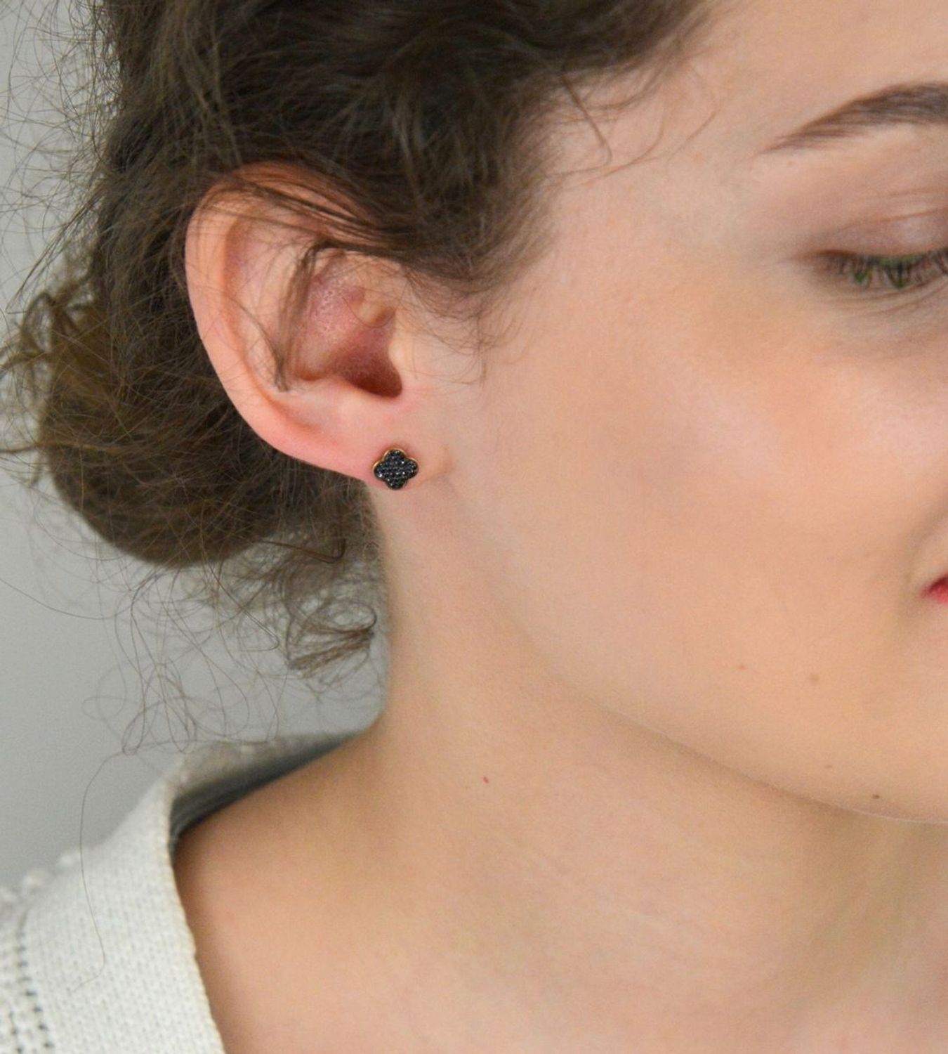 Kolczyki złote koniczynki w czarne cyrkonie pr 333, KL 5080A 333 Kolczyki złote w kształcie koniczynki z czarnymi cyrkoniami, wykonane z 8-karatowego złota próby 333, to elegancka i nowoczesna 1.jpg